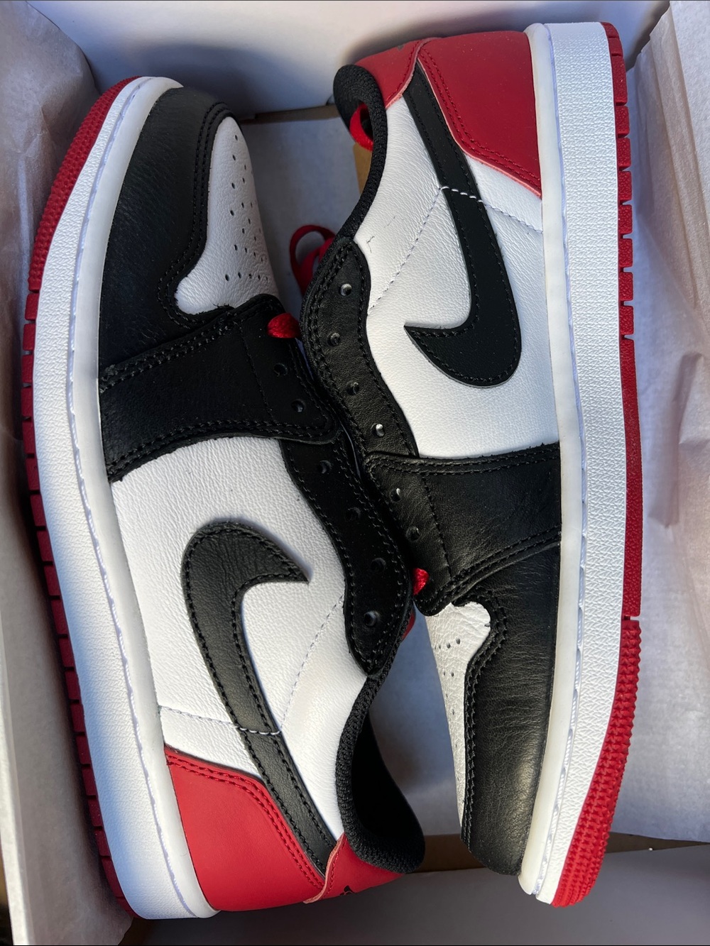 Nike Black White Red Low-Top Sneakers